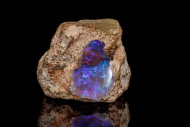 Makro taş Opal maden Rock siyah bir zemin üzerine yakın çekim