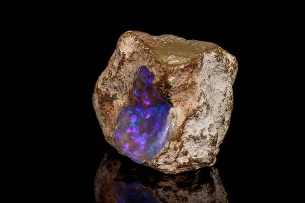 Makrostein Opalmineral Gestein Auf Schwarzem Hintergrund Nahaufnahme — Stockfoto
