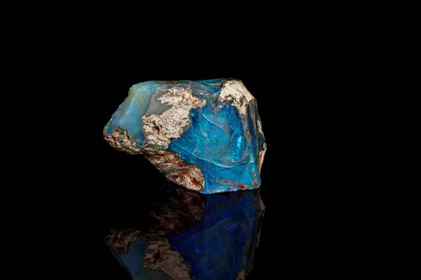 Makrostein Opalmineral Gestein Auf Schwarzem Hintergrund Nahaufnahme — Stockfoto