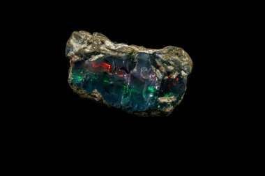 Makro taş Opal maden Rock siyah bir zemin üzerine yakın çekim