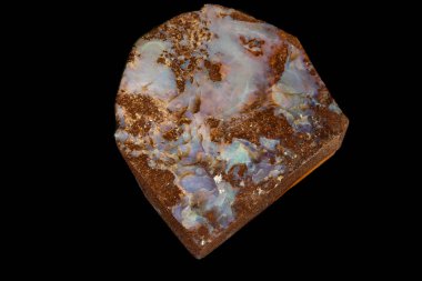 Makro taş Opal maden Rock siyah bir zemin üzerine yakın çekim
