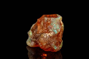 Makro taş Opal maden Rock siyah bir zemin üzerine yakın çekim