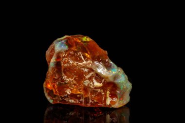 Makro taş Opal maden Rock siyah bir zemin üzerine yakın çekim