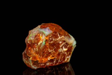 Makro taş Opal maden Rock siyah bir zemin üzerine yakın çekim
