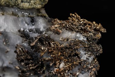 Makro taş kayanın üzerinde siyah bir backgrou mineral gümüş metal