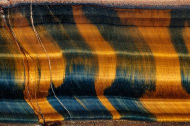 Kuvars göz makro taş kaplan göz siyah bir zemin üzerine 