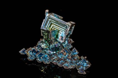 Makro siyah bir zemin üzerine taş bizmut mineral 