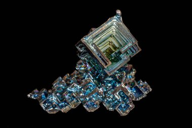 Makro siyah bir zemin üzerine taş bizmut mineral 
