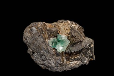 Makro taş pirit mineral florit siyah bir arka plan ile 
