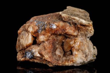 Makro siyah bir arka plan üzerinde mineral taş Boulangerite 