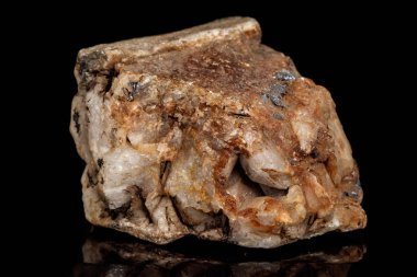 Makro siyah bir arka plan üzerinde mineral taş Boulangerite 