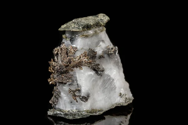 Macro pedra mineral prata metal na rocha em um backgrou preto — Fotografia de Stock