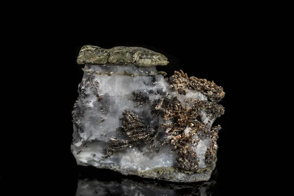 Makro kamenné minerální stříbrného kovu ve skále na černé poz — Stock fotografie