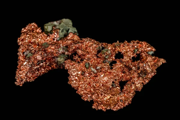 Kamień makro metal metal miedź w skale na czarnym tle — Zdjęcie stockowe
