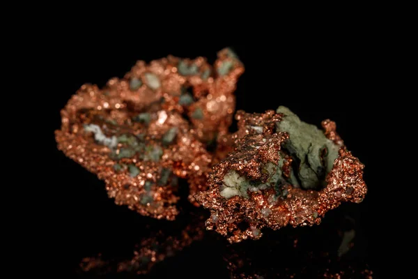 Macro pierre métal cuivre métal dans la roche sur fond noir — Photo