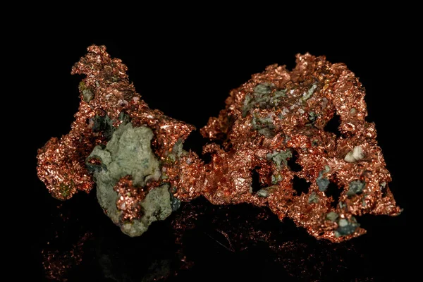 Металлическая медь в горной породе на черном фоне — стоковое фото