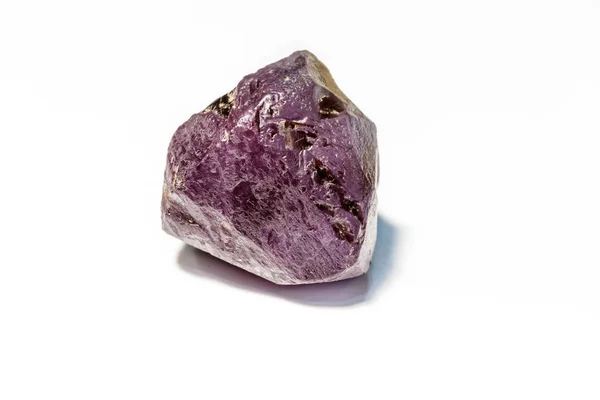 Macro di Alexandrite pietra minerale in roccia su sfondo bianco — Foto Stock