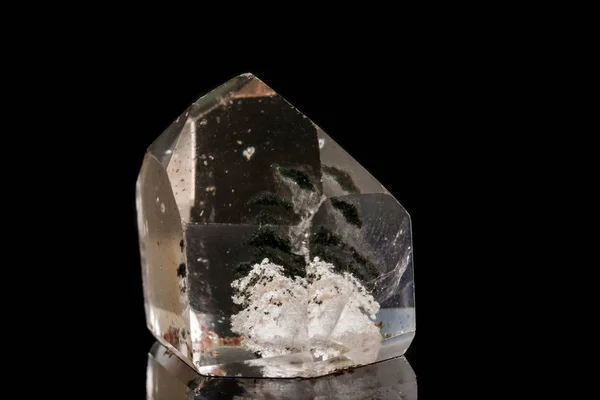 Макрос мінерального кварцового каменю на чорному тлі — стокове фото