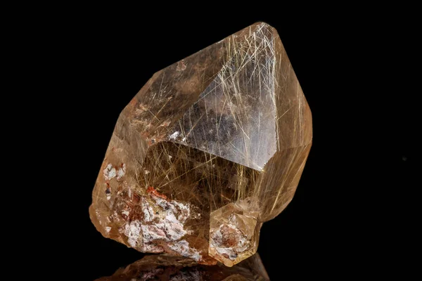 Mineral batu makro Rutile dalam kuarsa dengan latar belakang hitam — Stok Foto
