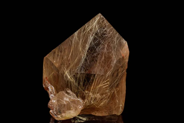Μακροεντολή πέτρα ορυκτά ρουτίλιο σε χαλαζία σε μαύρο φόντο — Φωτογραφία Αρχείου