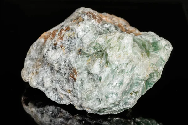 Makro bir siyah arka plan üzerine bir taş pudra mineral — Stok fotoğraf