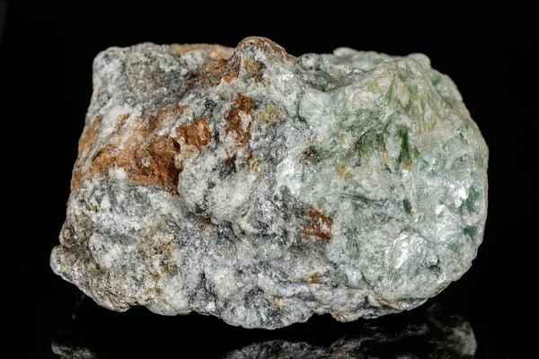 Makro kamień mineralne Talk na czarnym tle — Zdjęcie stockowe