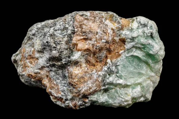 Macro van een stenen mineraal talk op een zwarte achtergrond — Stockfoto