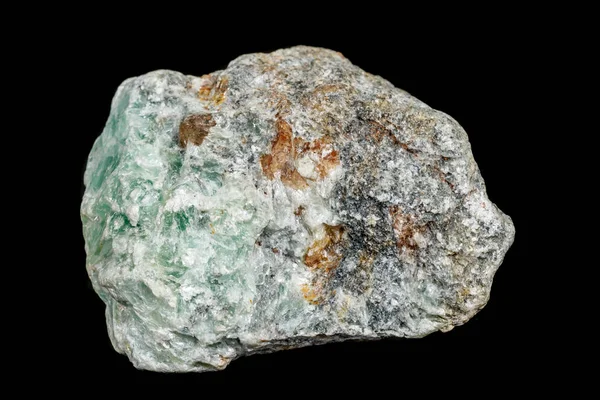 Makro eines Steintalkminerals auf schwarzem Hintergrund — Stockfoto