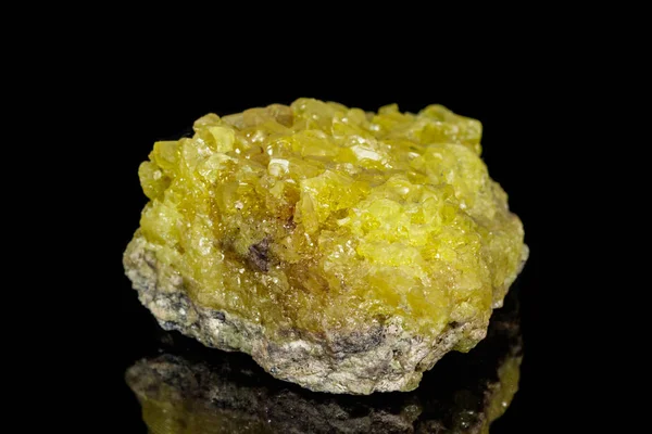 Macro van een zwavel minerale steen op een zwarte achtergrond — Stockfoto