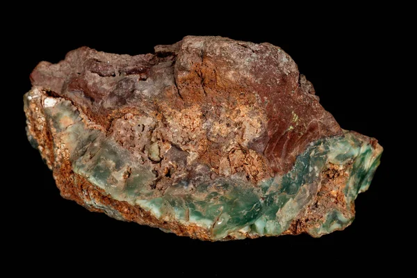 Макро каменного кризопразного минерала на черном фоне — стоковое фото