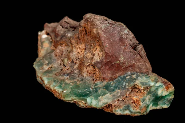 Макро каменного кризопразного минерала на черном фоне — стоковое фото