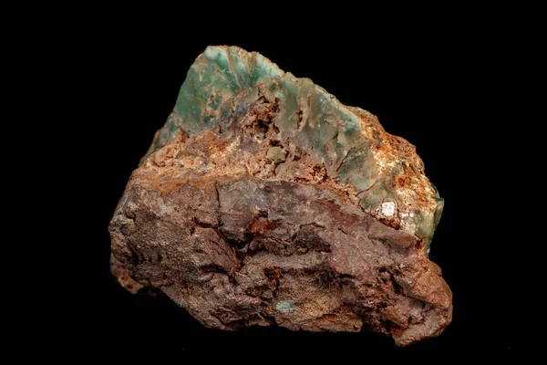 Макрос кам'яного мінералу Chrysoprase на чорному тлі — стокове фото
