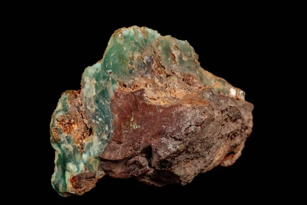Makro bir siyah arka plan üzerine bir taş Chrysoprase maden — Stok fotoğraf