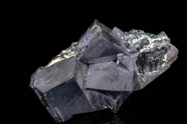 Macro piedra mineral Galena sobre un fondo negro —  Fotos de Stock