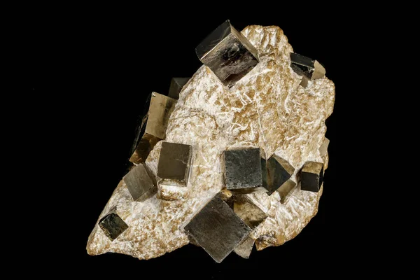 Makrostein-Pyrit-Mineral im Gestein auf schwarzem Hintergrund — Stockfoto
