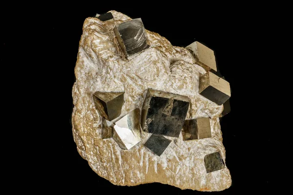 Makro sten Pyrite mineral i rock på en svart bakgrund — Stockfoto