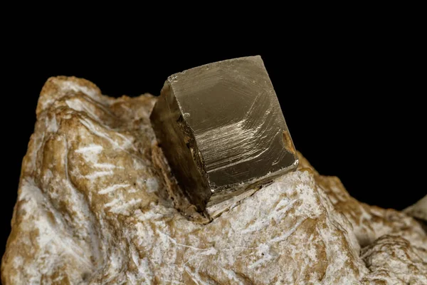 Piedra macro Mineral pirita en roca sobre fondo negro — Foto de Stock