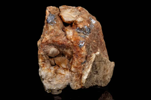 Närbild av en mineral sten Boulangerite på en svart bakgrund — Stockfoto