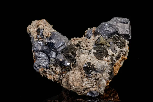 宏观石头矿物 Galena 在一个黑色背景 — 图库照片