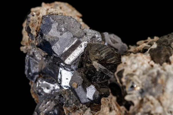 Μακροεντολή πέτρα ορυκτά γαληνίτη πάνω σε μαύρο φόντο — Φωτογραφία Αρχείου