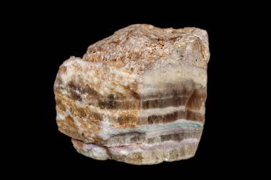 Makro siyah bir arka plan üzerinde mineral florit taşı