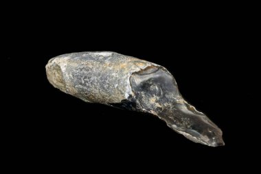 Makro taş Flint maden siyah bir zemin üzerine