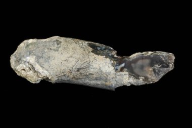 Makro taş Flint maden siyah bir zemin üzerine