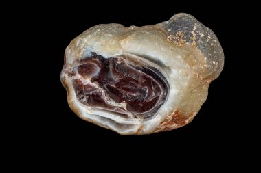 Makro taş akik maden siyah arka plan üzerine