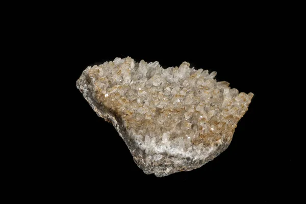Mineral batu makro kuarsa dengan kalsit pada latar belakang hitam — Stok Foto