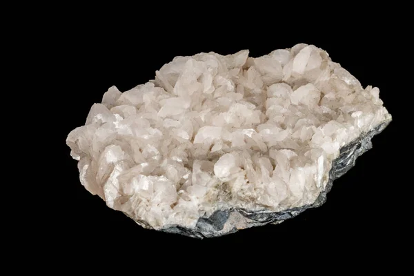 Makro kamień mineralnego kalcytu na czarnym tle — Zdjęcie stockowe