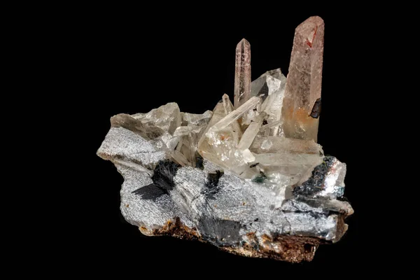 Makro taş siyah bir arka plan üzerinde mineral kuvars kristalleri — Stok fotoğraf