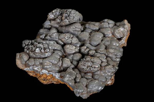 黒の背景に石のヘマタイト鉱物のマクロ — ストック写真