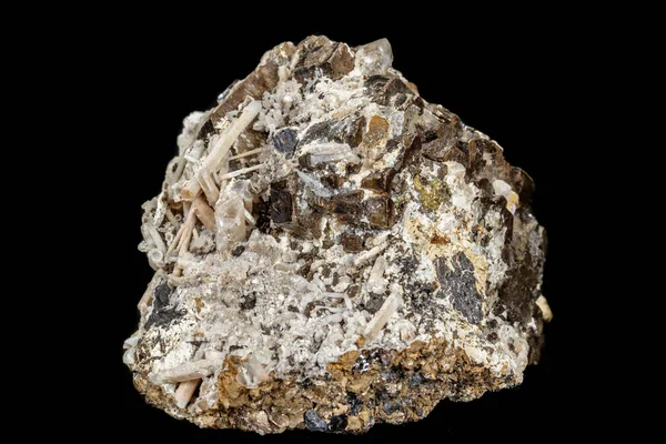マクロ石鉱物黄鉄鉱および水晶の黒い背景に — ストック写真