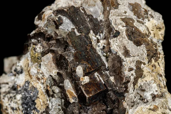 Makrostein-Mineral Pyrit und Quarz auf schwarzem Hintergrund — Stockfoto